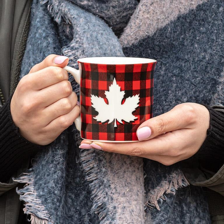 Taza con diseño de cuadros búfalo y hojas 12 oz