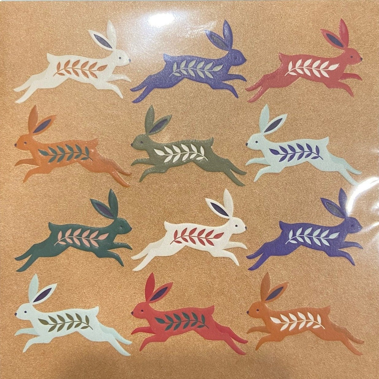 Tarjeta de felicitación con conejos azules corriendo en el prado