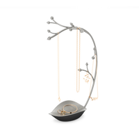 Soporte para joyería con forma de orquídea